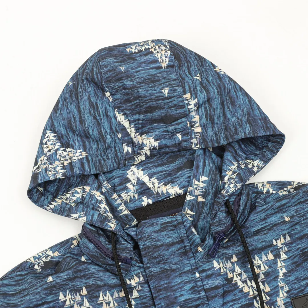 🅿️570 Louis Vuitton/Louis Vuitton sailing print windproof jacket, originally purchased and developed for 25300, customized polyester fiber fabric, with excellent wrinkle resistance and shape retention, and technological windproof and waterproof functions. It is knitted by twisted threads on a warp and weft spinning machine. After the full-width Damier Monogram pattern is processed by image software, the computer control system sprays the printing ink directly onto the fabric through the nozzle of the inkjet printer as required to form a pattern, which is perfectly integrated into the fabric fibers. The semi-finished product printing that is connected before and after the printing positioning is very material-consuming, such as alignment typesetting and cutting, infrared laser positioning and cutting, manual positioning and manual cutting, and full-body grid-on-grain laser alignment cutting. The alignment cutting rate is extremely high. Mold customization of zippers, bells, chains and other hardware. Size: XS-L